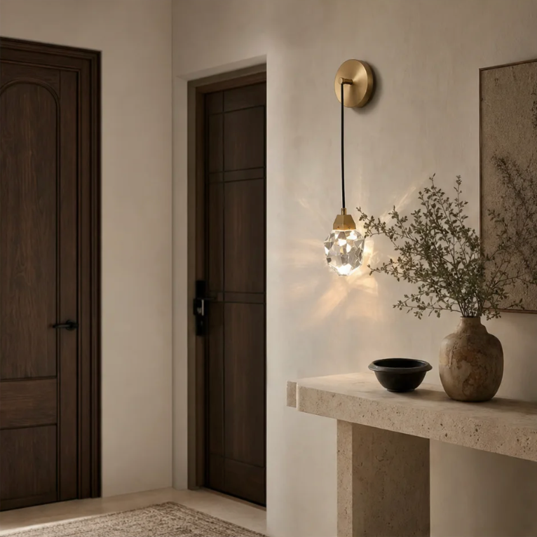 Crystal Rocks Single crystal wall light in a contemporary interior – image 4