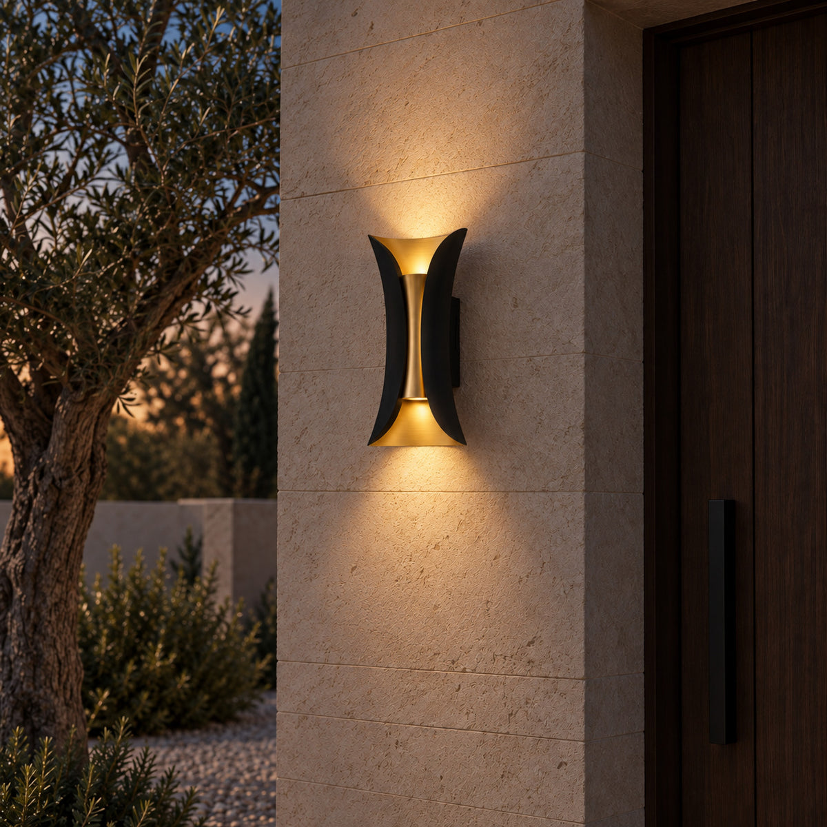 Wynbrook outdoor light – light on